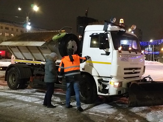 Ночью на обработку тротуаров в Иванове ушло почти 14 тонн песко-соляной смеси