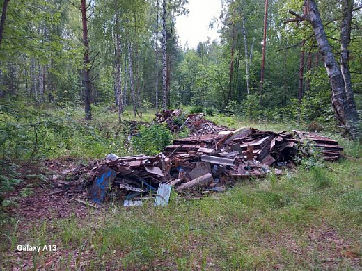 В Южском районе рядом с рекой свалка мусора