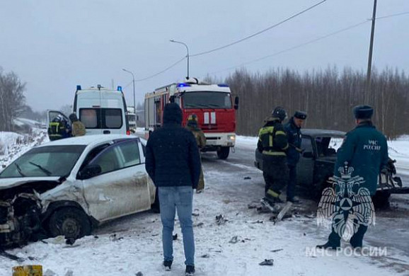  В Ивановском районе спасателям пришлось извлекать людей из искореженной «семерки» 