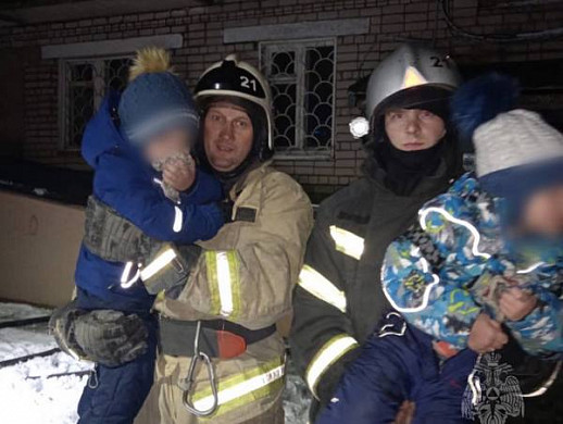  В Заволжске пожарные на руках выносили детей из задымленного подъезда 