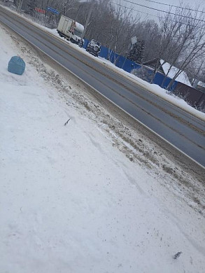 Молодой маме с ребенком трудно пройти по тротуару