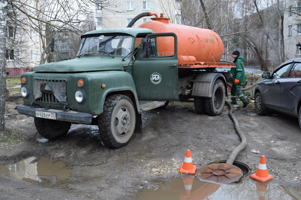 В Иванове откачивают талые воды из тепловых камер