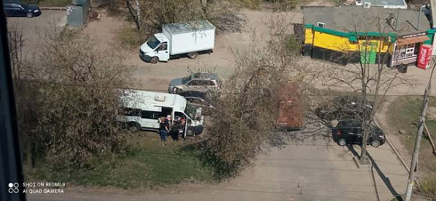 На ул. Громобоя в Иванове на газоне организована парковка