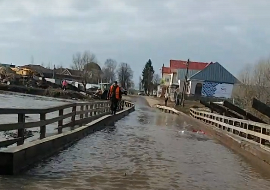  Мост в Холуе ушел под воду - ВИДЕО 