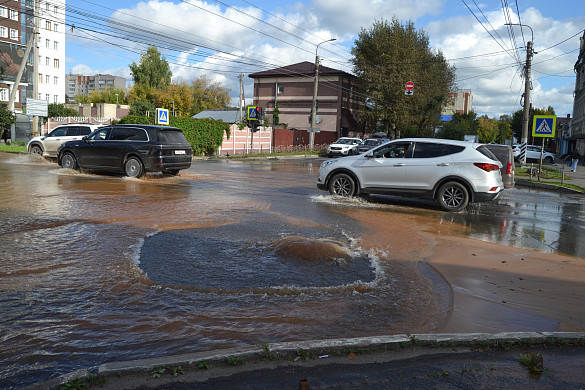  В Иванове затопило перекресток улиц Бубнова и Смирнова 