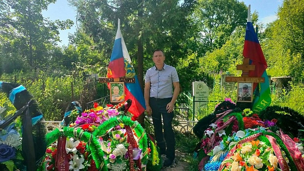 Два кованых журавля от мастера из Южи установлены на могилы родниковцев, пoгибших  в зоне СВО