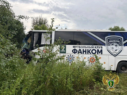 В Заволжском районе столкнулись фура и автобус с кировской футбольной командой 