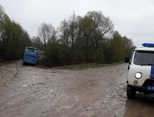  Застрявший в Ивановской области автобус с паломниками вытаскивали трактором и пожарными машинами 