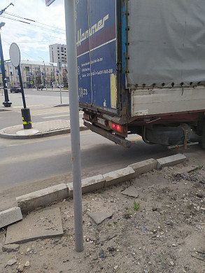Очередная фура попала в ловушку на площади Победы в Иванове