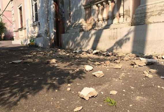 Вступил в силу приговор директору УК, с дома которой на ребенка упал кусок фасада