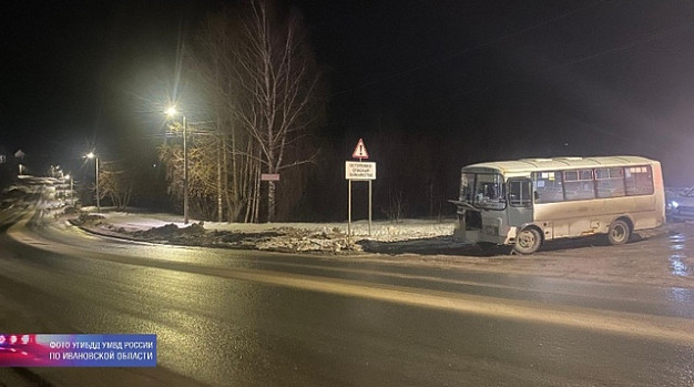 В Кинешме 23-летний водитель автобуса влетел в отбойник