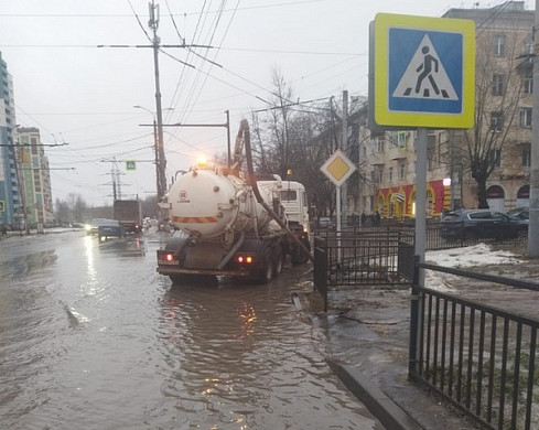 С ивановских улиц вывозят лед и откачивают воду 