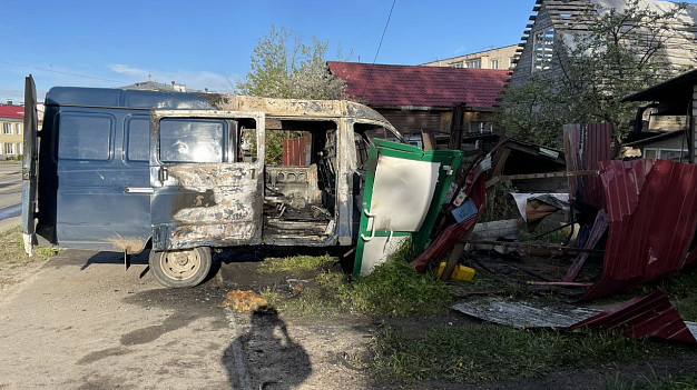  В Ивановской области «ГАЗель» врезалась в забор жилого дома и загорелась 