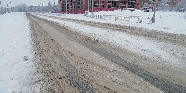 Дорога в центре Иванова завалена снегом и брошена 