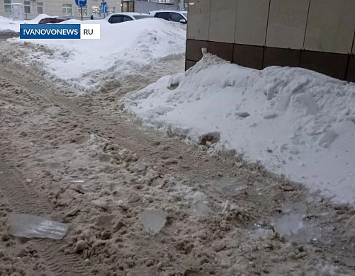 В Иванове на Лежневской с крыши дома падают ледяные глыбы