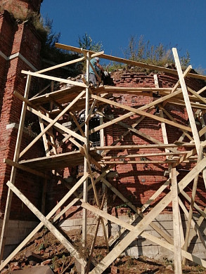 В селе Никольское батюшка с молотком в руках ремонтирует храм 