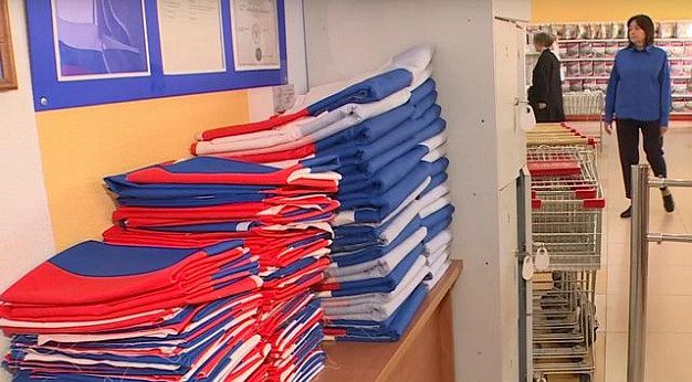 «Шуйские ситцы» раздают ткани цветов российского флага
