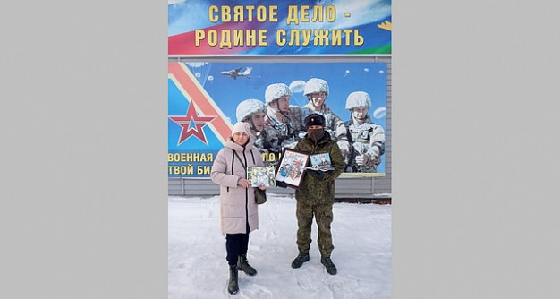 Осужденные поздравили защитников Отечества рукописными открытками