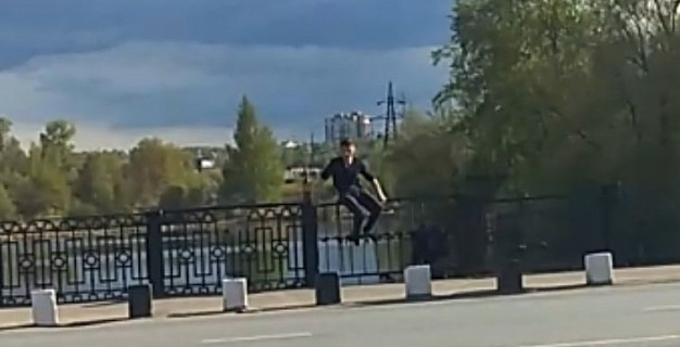  В Иванове спасатели сняли с моста мужчину 
