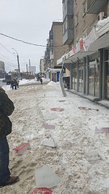 В Иванове после чистки крыши от наледи дизайн-код оказался разбит вдребезги
