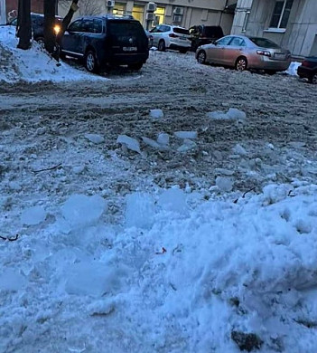 В Иванове ледяная глыба рухнула на крышу автомобиля