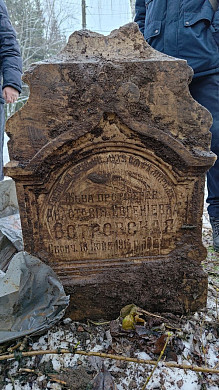 Строители обнаружили на участке дома в Плесе старинный надмогильный памятник