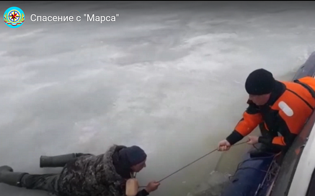 На Волге в Ивановской области рыбаки провалились в полынью