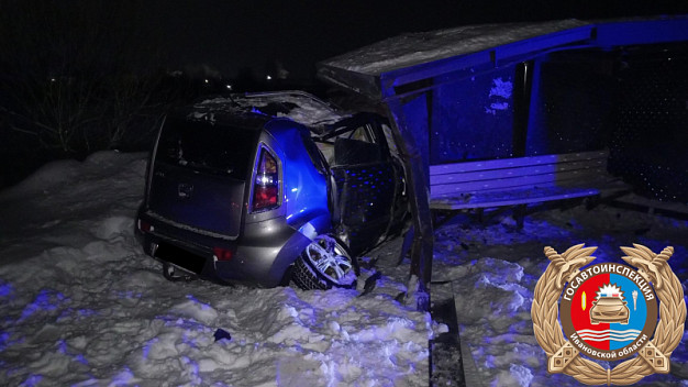 В Родниковском районе пьяная автомобилистка въехала в автобусную остановку 