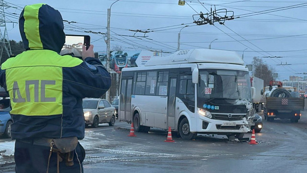 В Иванове автобус столкнулся с фургоном