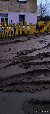  Жители дома на Суздальской попали в грязевой плен 