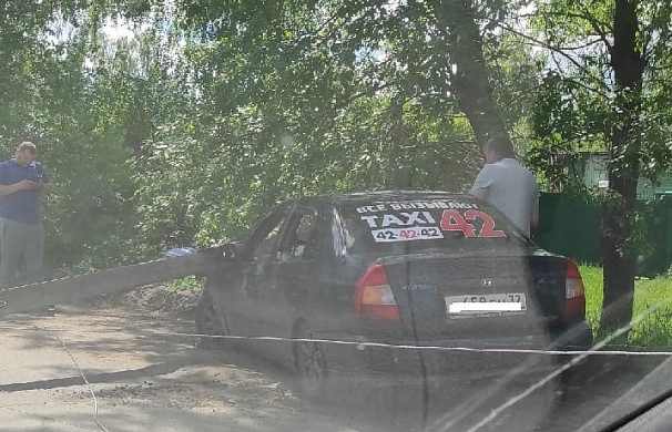 В Иванове сбитый таксистом столб рухнул на проезжую часть