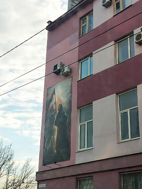 Кинешемские десантники изготовили фигуру «бабушки со Знаменем Победы»