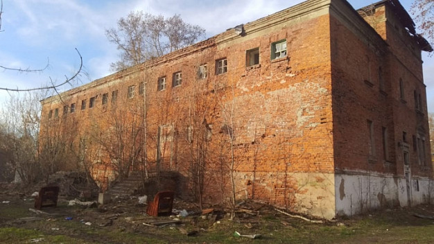 Упавший с крыши бани подросток получил переломы позвоночника, лодыжки, травму головы