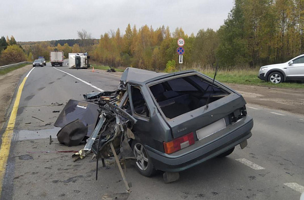 В Ивановской области сотрудник автомойки угнал автомобиль, попал в ДТП и получил тяжелые травмы 
