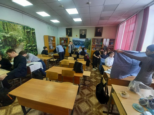 Ивановские школьники шьют трусы и делают окопные свечи для солдат 
