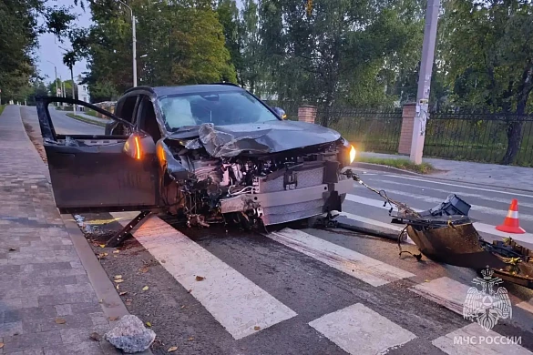 Автомобиль снес опору уличного освещения рано утром в Фурманове