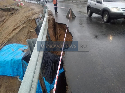 В Приволжском районе после дождей мост сползает в реку 