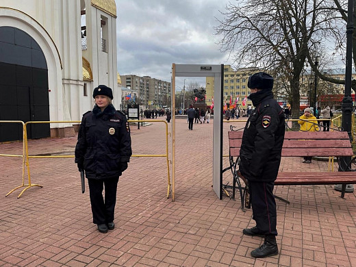 Почти 300 правоохранителей работают на праздничных мероприятиях в регионе