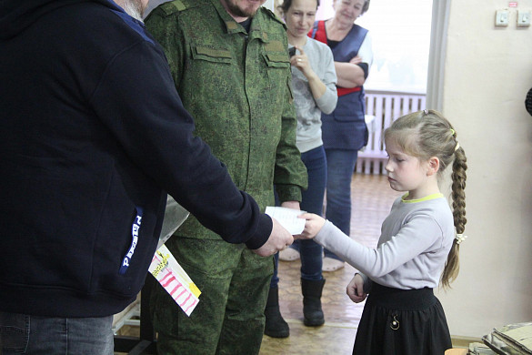 Военнослужащий приехал лично передать ответ на письмо родниковской школьницы