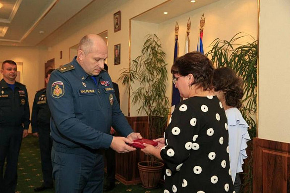  Глава МЧС России Александр Куренков наградил ивановских спасателей 