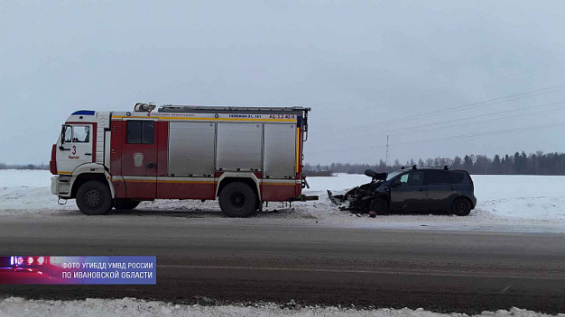 На трассе Иваново-Родники легковушка врезалась в пожарную машину