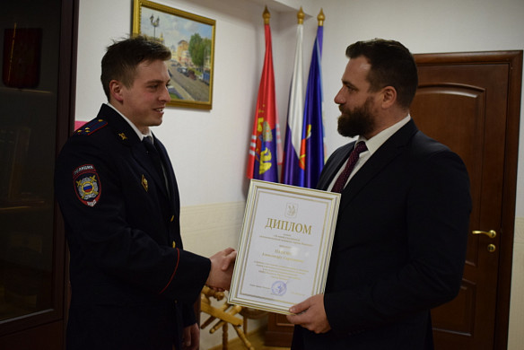 Мэр Владимир Шарыпов наградил лучшего участкового полиции города Иваново