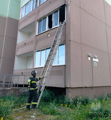 Пожарные вытащили из горящей малосемейки мужчину и женщину без сознания