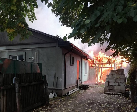 В Афанасове сгорел дом: молодая семья с двумя маленькими детьми осталась без жилья