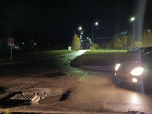 При въезде на парковку у травмпункта можно повредить автомобиль