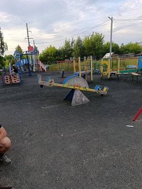 Ребенок получил синяки, играя на детской площадке