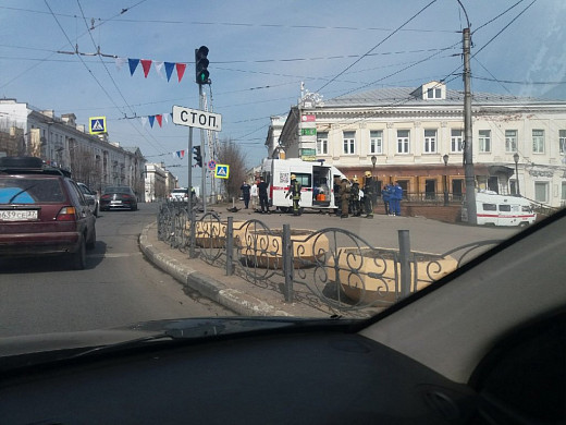 В Иванове машина «скорой», пробив ограждение, вылетела на тротуар