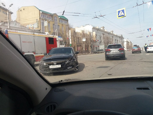 В Иванове машина «скорой», пробив ограждение, вылетела на тротуар