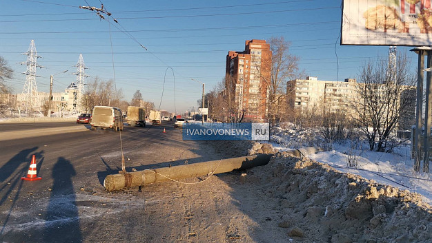  На улице Лежневской в Иванове упал еще один столб 
