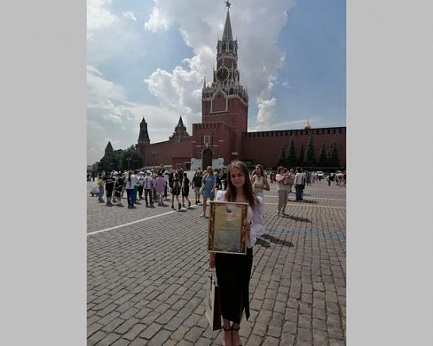 Школьница из Комсомольского района прочла стихи о героине СВО на Красной площади 